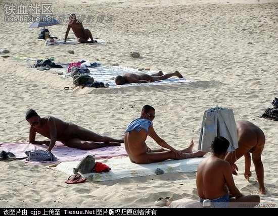 实拍三亚天体浴场:摆撩人姿势沙滩上晒太阳
